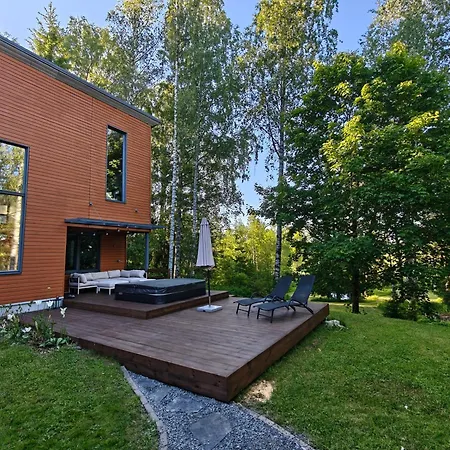 - Unique With Jacuzzi, Close To Golf *